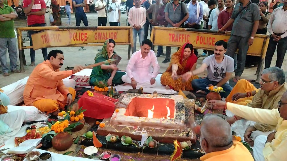 drnarottammisra's tweet photo. दुर्गा अष्टमी के पावन अवसर पर डबरा के लक्ष्मी नारायण मंदिर में पारिवारिक यज्ञ अनुष्ठान किया। इस दौरान पूरे परिवार के साथ पूजा-अर्चना की और माता की आरती में शामिल हुआ।
#DurgaAshtami #DurgaPuja https://t.co/pFF18104mX