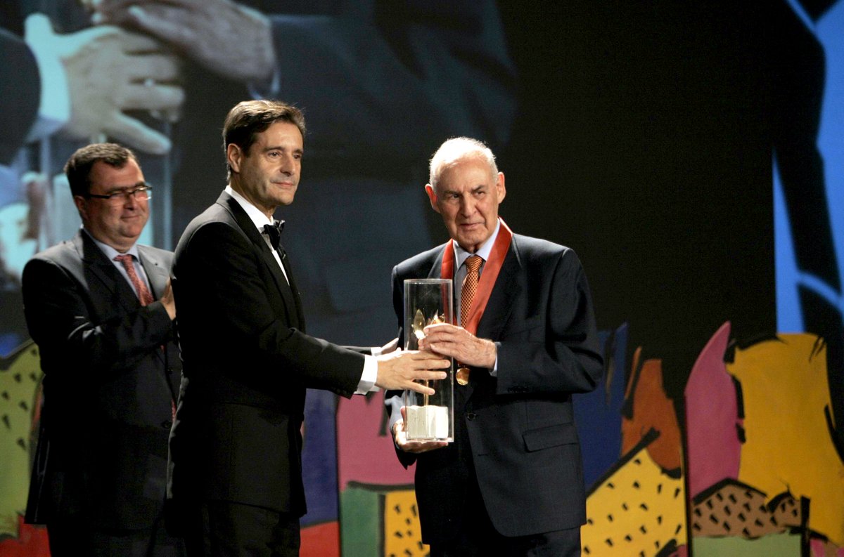 thegabarron's tweet photo. Con cariño y admiración nuestro recuerdo a #EmilianoAguirre, padre de los yacimientos de #Atapuerca, extraordinario impulsor y divulgador científico. 

En la foto: Emiliano Aguirre recogiendo el Premio Internacional Gabarrón de Ciencia e Investigación 2010. Valladolid, 2010. https://t.co/KbxCvu3MeQ