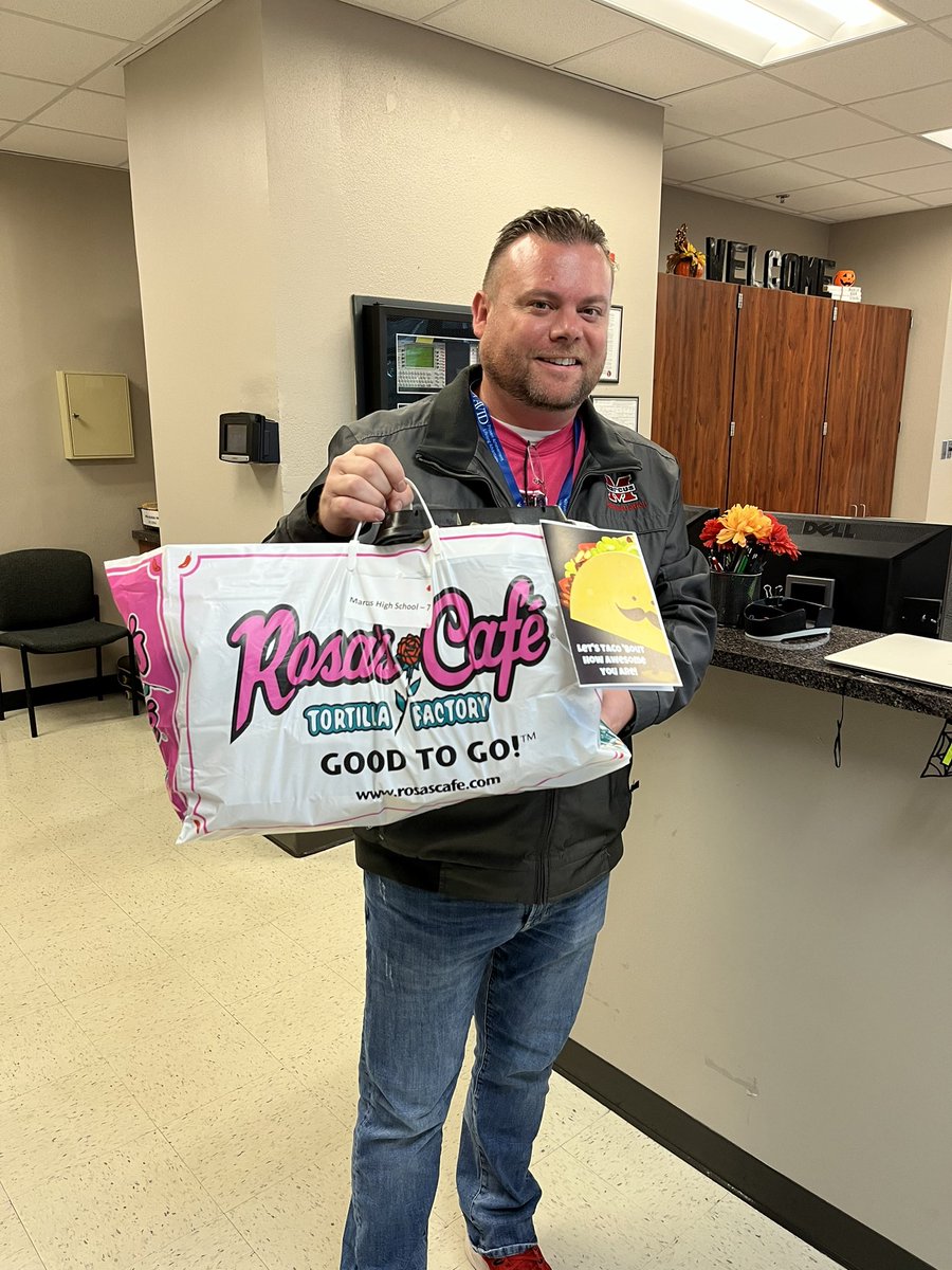 RobinMits's tweet image. Delivering a surprise lunch for administrators at Marcus HS. Thank you for everything you do!#ThankAPrincipal