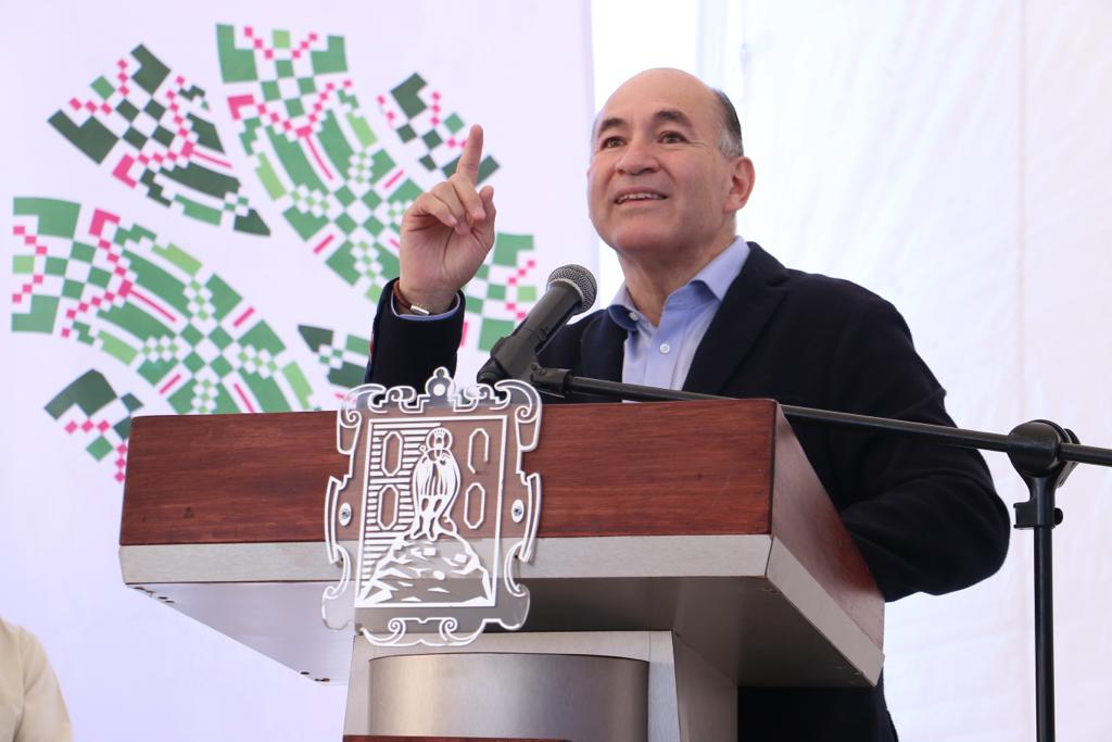 EF_Galindo's tweet photo. Unificar a Soledad y San Luis es un trabajo conjunto. El gobernador @RGC_Mx , en compañía de @LeonorNoyolaC y su servidor, estamos comprometidos en una labor compartida, derribar las fronteras que limitan nuestro estado. https://t.co/5RziEBm5WH