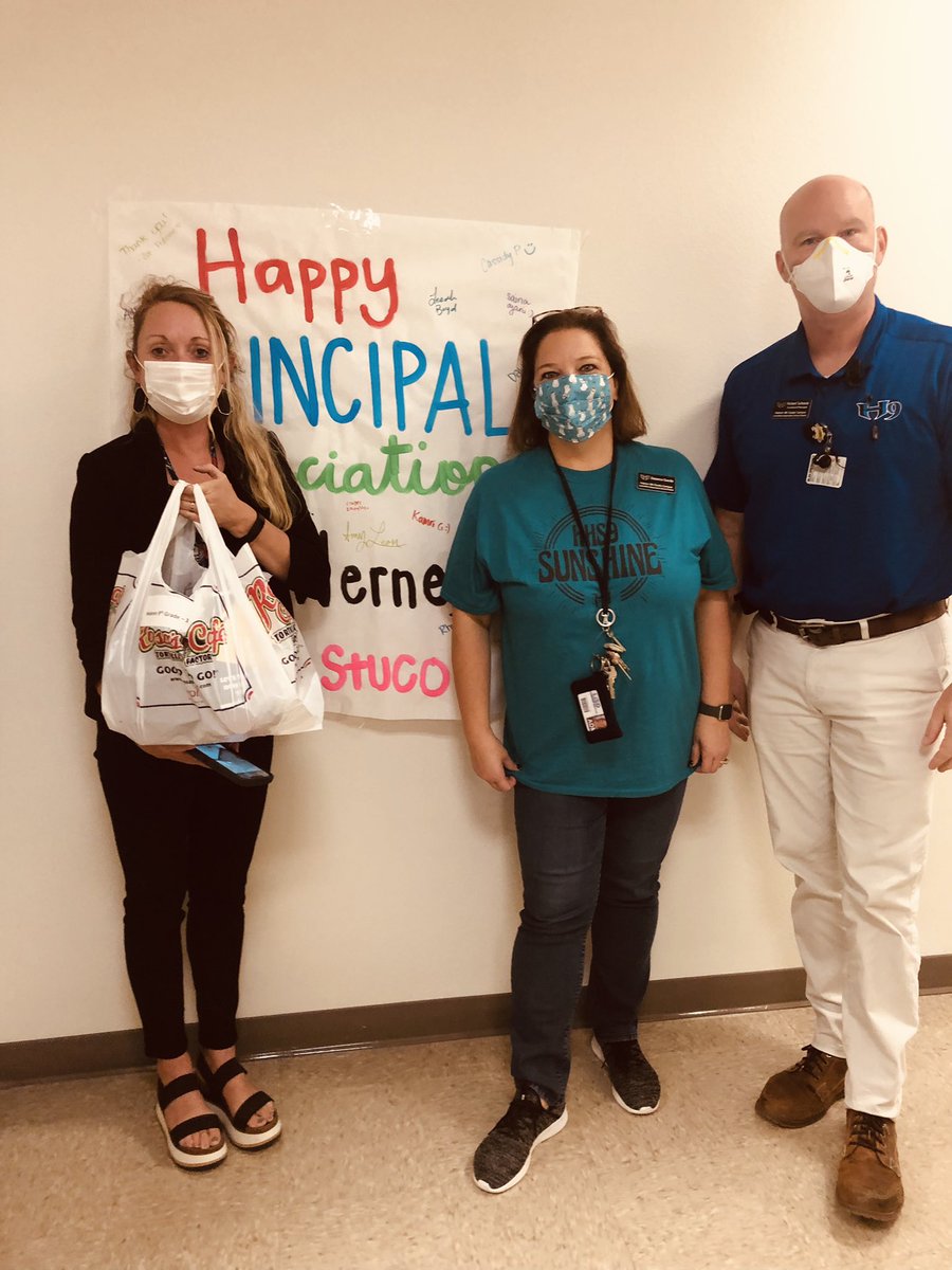 KKNyquist's tweet photo. Happy to deliver a surprise lunch to our Administrators!
 @Hebron_HS @hebron9th @LewisvilleISD #ThankAPrincipal https://t.co/hx25bsJsXE