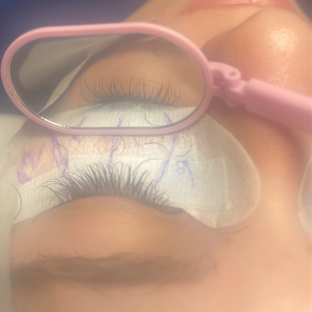 COME SEE ME THIS SPOOKY SEASON 🤩🎃🖤🕸  

#classicset #classiclashes #lashextensions #lashes #lashartist #lashtech #lashesextension #lashboss #gorgeous #wakeup #beautiful #flawless #natural #naturalset #smallbusiness #halloween #halloweenspecial #spookyseason #discount #volume