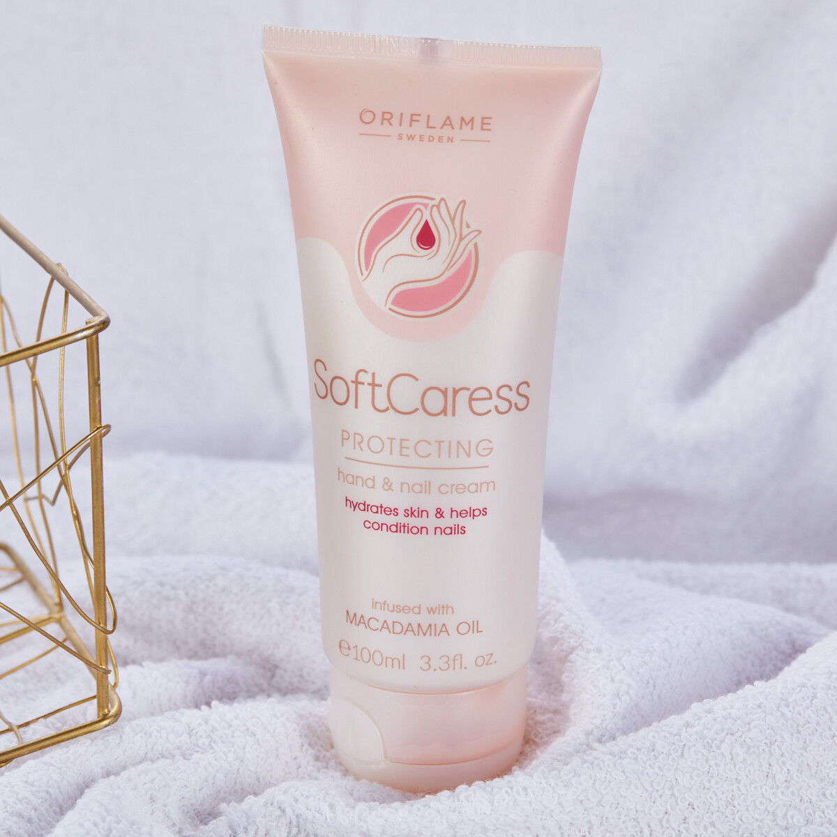 Beauty Consultant From Oriflame By DaZi - Soft Caress Protecting Hand & Nail  Cream. A light and fast absorbing hand cream that nourishes and conditions  hands and nails. Formulated with intensively moisturising