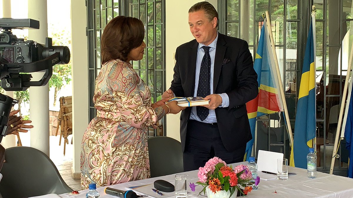 SwedeninDRCongo's tweet photo. la Distinguée Première Dame de la RDC Mme @DeniseNyakeru en tant qu’Invitée d’honneur à une réunion du One+One Genre et en présence de plusieurs ambassadeurs et chefs d’agence. Organisé par l’Amb Henric Råsbrant à sa résidence avec la Représentante @ONUFemmesRDC  @AwaNdiayeSeck1 https://t.co/E3F0hKvqAK