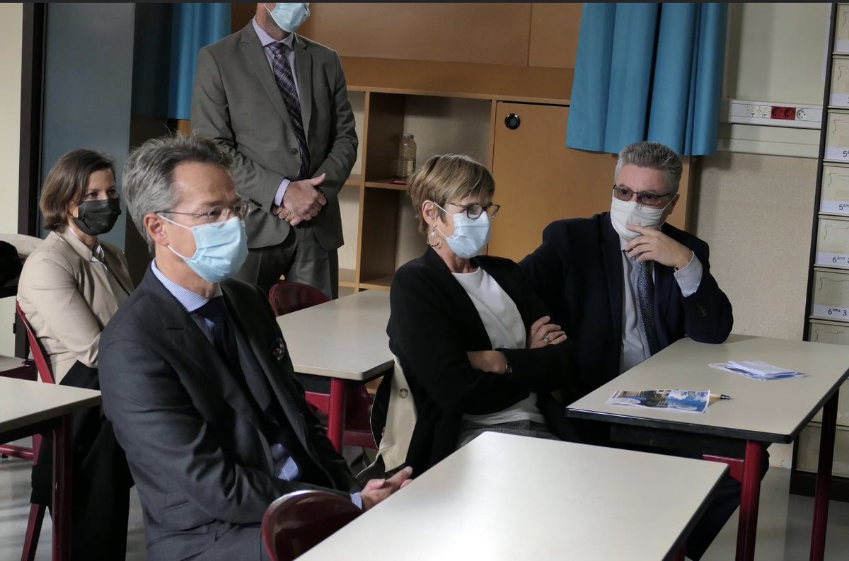 Prefet_10's tweet photo. [#SEMAINEDELINTEGRATION]
S.ROUVÉ, préfet de l'Aube, s'est rendu aujourd’hui au collège des Jacobins, pour assister à un cours d'apprentissage de la langue française destiné aux parents d'élèves primo-arrivants.
#collège #apprentissage #français
@education_gouv https://t.co/iGvv9rrmxS