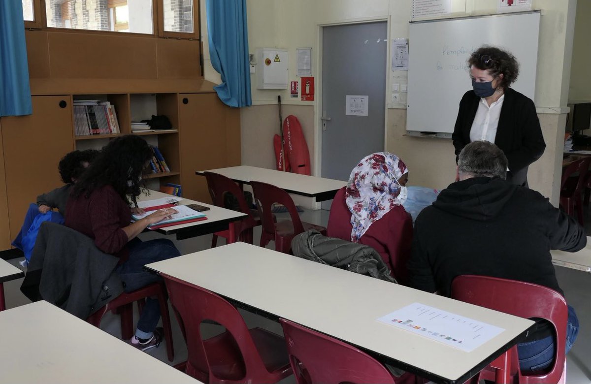 Prefet_10's tweet photo. [#SEMAINEDELINTEGRATION]
S.ROUVÉ, préfet de l'Aube, s'est rendu aujourd’hui au collège des Jacobins, pour assister à un cours d'apprentissage de la langue française destiné aux parents d'élèves primo-arrivants.
#collège #apprentissage #français
@education_gouv https://t.co/iGvv9rrmxS