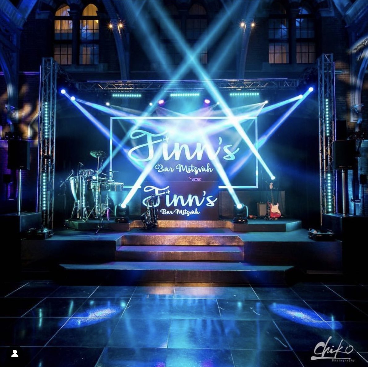 It’s all about the lighting 👌🏼 Finn’s Barmitzvah at the @stpancrasren

📸 @chikophotography