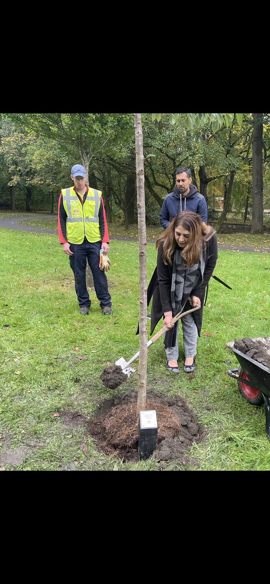 Planting a cherry tree in Thompson park this afternoon - for all those who have lost their lives to Covid 19 with <a href="/afrasiab_anwar/">Afrasiab Anwar MBE 💙</a> and Cllr Sehrish Lone <a href="/BurnleyLabour/">Burnley Labour 🌹</a> #brilliantburnley