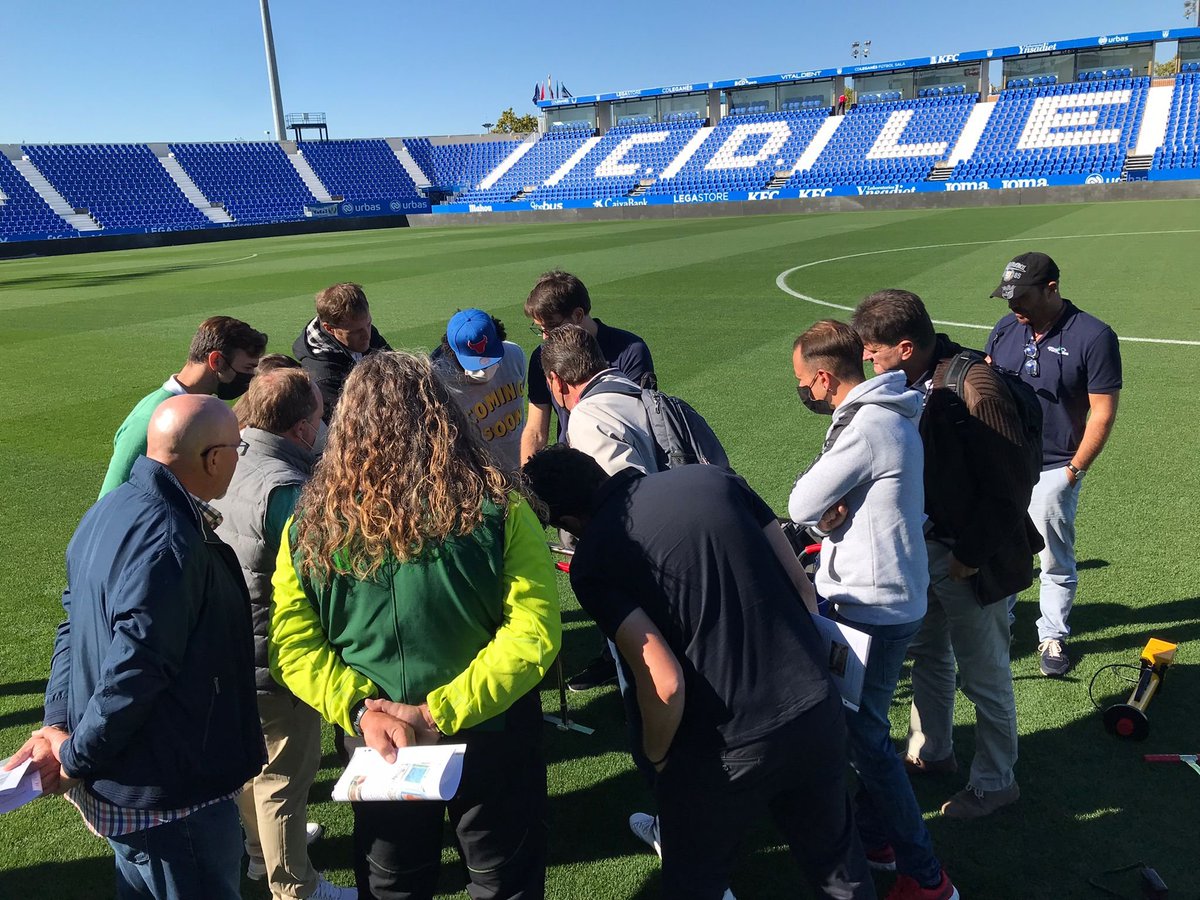 delpinoagronomy's tweet photo. Hoy, workshop de kits de medición de parámetros biomecánicos de terrenos de juego por @LaLiga &amp; @Tiloom en #EstadioButarque.
Agradable jornada con los groundsmen de @LaLigaSmartBank 
#Groundsmanship #turfmanagement #mejoraconstante https://t.co/ag9oaMxTbR
