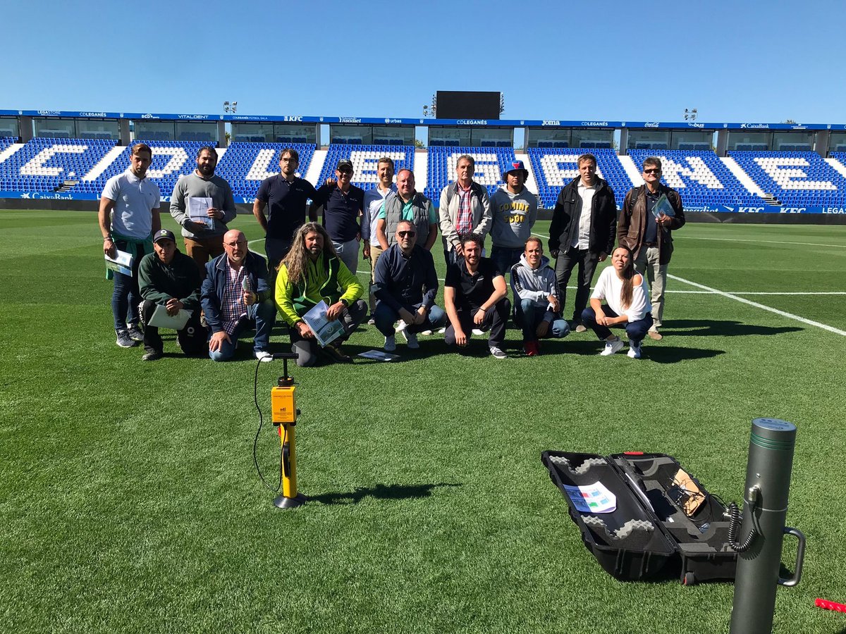 delpinoagronomy's tweet photo. Hoy, workshop de kits de medición de parámetros biomecánicos de terrenos de juego por @LaLiga &amp; @Tiloom en #EstadioButarque.
Agradable jornada con los groundsmen de @LaLigaSmartBank 
#Groundsmanship #turfmanagement #mejoraconstante https://t.co/ag9oaMxTbR