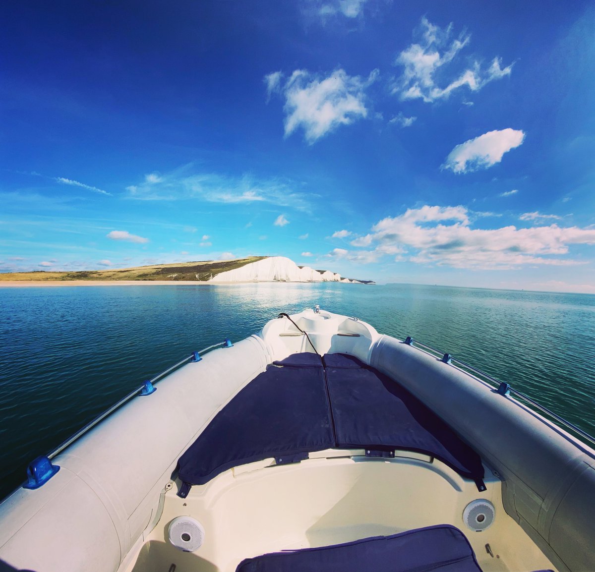 MaverickBoat's tweet photo. 💫’ A Wonder of the World must embody a sense of magic and mystery’ 💫
We are so lucky to have a natural wonder of the world on our doorstep. The Seven Sisters Cliffs have a unique distinctiveness that we can never grow tired off 🤩 🌏 #viewfordays https://t.co/p2hJPsKfaD