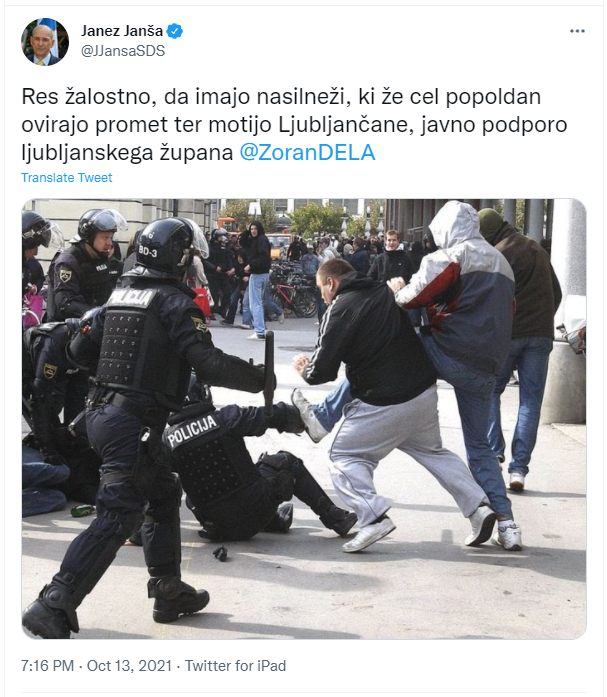 naobrobju's tweet photo. Jah, fotografijo si je predsednik vlade seveda "sposodil", je iz nekih drugih časov, prikazuje namreč spopad navijačev in policije v centru Ljubljane, 17. oktobra 2009, ko sta se v 13. krogu prve lige pomerila Olimpija in Maribor. #Slovenija #Ljubljana https://t.co/4oNJdYzGVh
