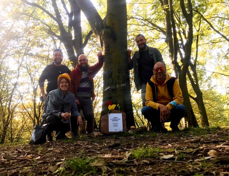 matteoandreone's tweet photo. L’albero del servizio civile universale, nella sua piccolezza, discrezione e precarietà, è sempre lì, al suo posto, in mezzo al verde del parco di #MonteStella, la montagnetta di #SanSiro. E continuerà a esistere, finché ci sarà chi credere in lui.
#Milano #AcliLombardia https://t.co/WklXc5G2WP
