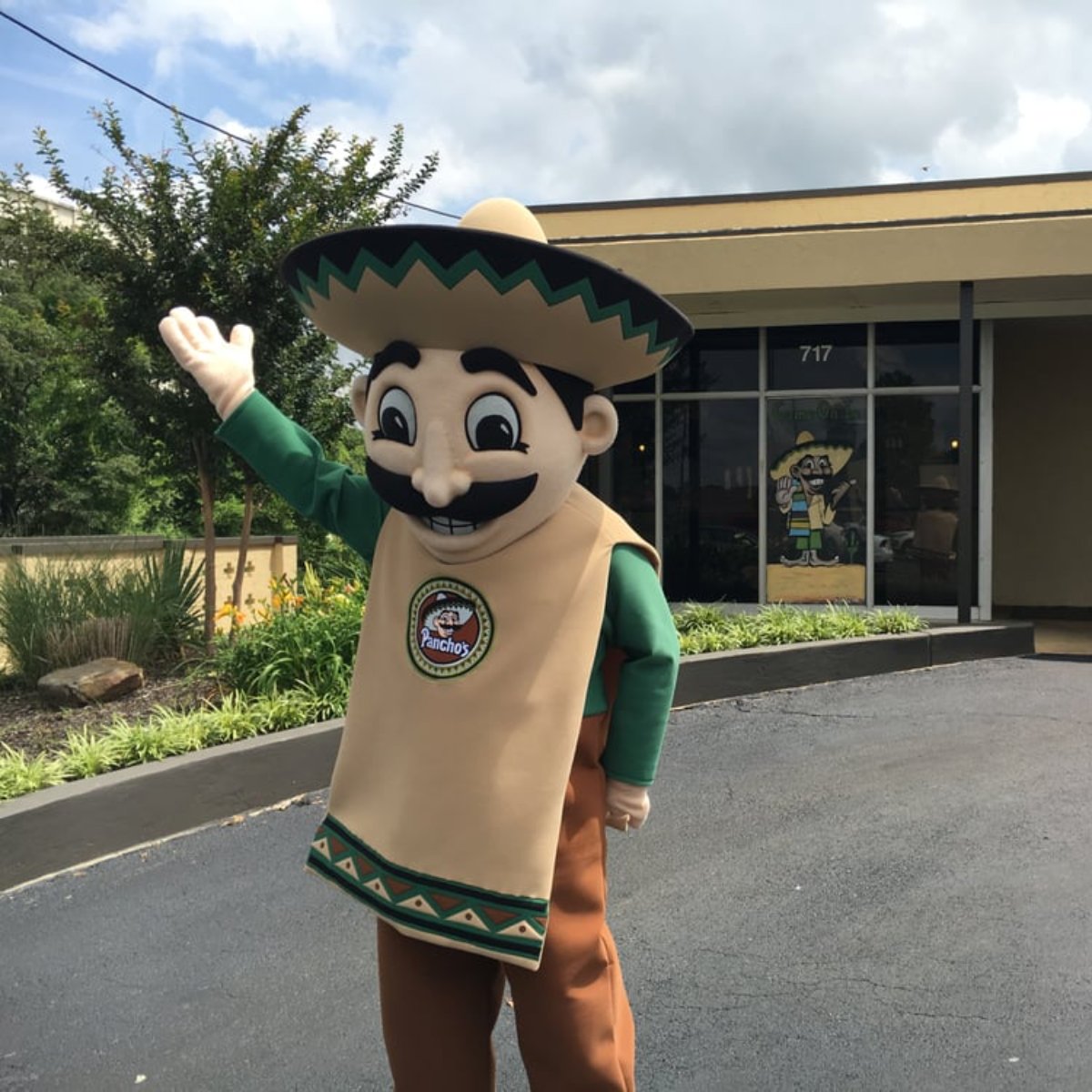 PanchosMemphis's tweet photo. There's no such thing as a bad mood when you're eating some good food. What's that one dish that is guaranteed to put a smile on your face? 😃 https://t.co/0mNlFRZDe8