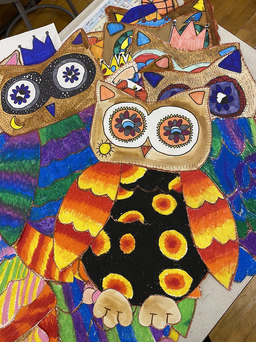 MinutoDanielle's tweet photo. 5th grade artists at Bowling Green Elementary are learning to blend warm and cool colors using oil pastels, symmetry and patterns using sharpies! These owls are a “hoot”!🦉 🎨 https://t.co/1V3f67BCON