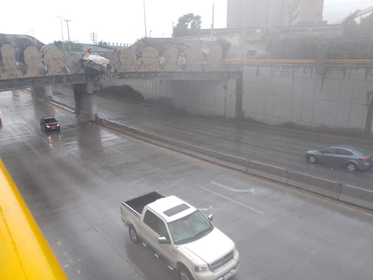 sideapa_gp's tweet image. 👷‍♂️🌧 Ante las fuertes lluvias personal de #Sideapa 💧supervisa el buen funcionamiento de los diversos cárcamos pluviales de la ciudad de Gómez Palacio así cómo los desagües por línea.

🚰Porque el agua es vital 💦trabajamos todos los días para 👍 ti y tu familia 👨‍👩‍👧‍👧.

#Sideapa💧