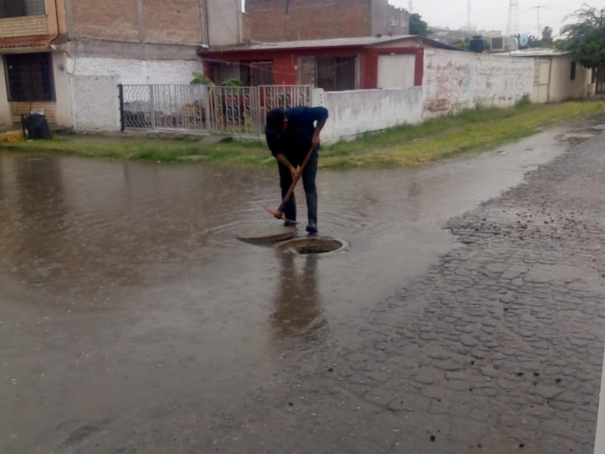 sideapa_gp's tweet image. 👷‍♂️🌧 Ante las fuertes lluvias personal de #Sideapa 💧supervisa el buen funcionamiento de los diversos cárcamos pluviales de la ciudad de Gómez Palacio así cómo los desagües por línea.

🚰Porque el agua es vital 💦trabajamos todos los días para 👍 ti y tu familia 👨‍👩‍👧‍👧.

#Sideapa💧