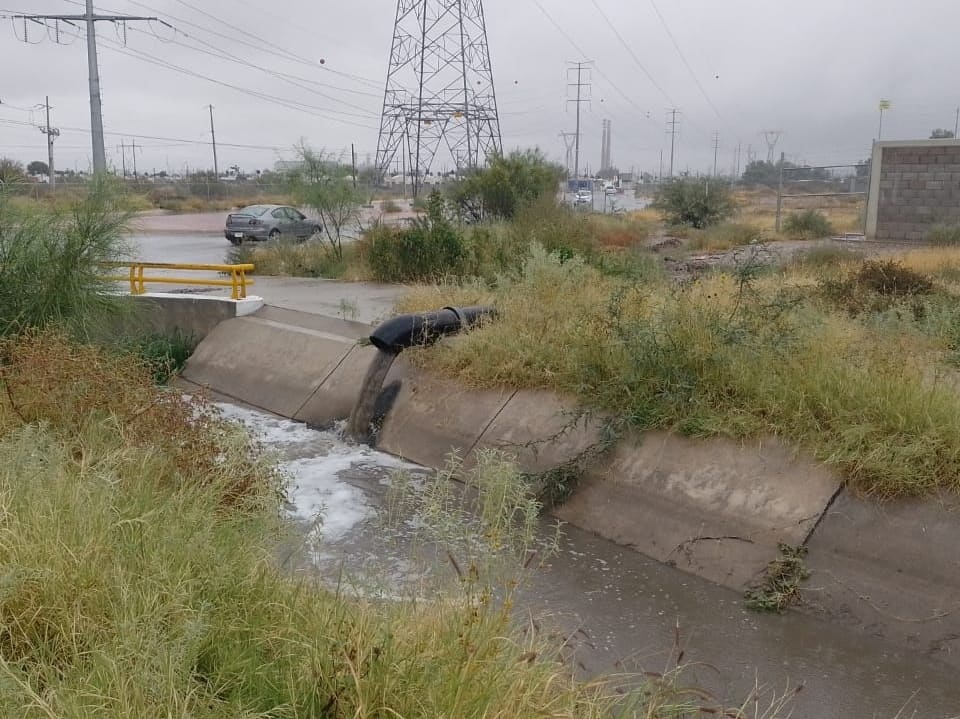 sideapa_gp's tweet image. 👷‍♂️🌧 Ante las fuertes lluvias personal de #Sideapa 💧supervisa el buen funcionamiento de los diversos cárcamos pluviales de la ciudad de Gómez Palacio así cómo los desagües por línea.

🚰Porque el agua es vital 💦trabajamos todos los días para 👍 ti y tu familia 👨‍👩‍👧‍👧.

#Sideapa💧