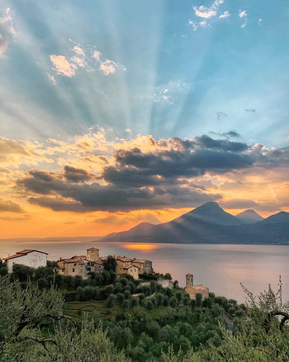 GardaOutdoors's tweet photo. Un paesino da presepe tutto l’anno… è Biaza, una delle frazioni di #Brenzone sul Garda🤍
📸©gardaoutdoors https://t.co/uHFJTwiYuW