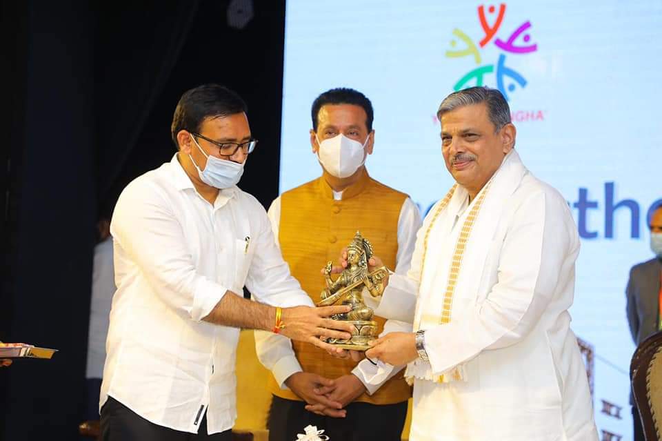 SunilBhatM's tweet photo. 'ಯುವ ಪಥ' Platinum Jubilee Building of @YuvakaSangha was inaugurated in the hands of his excellency Honorable Governor of Karnataka @TCGEHLOT Ji, Sh. @DattaHosabale Ji - Sarakaryavah Rashtriya Swayamsevak Sangh in Jayanagar, Bengaluru.
#YuvakaSangha #YuvaPatha #ABVP https://t.co/EcgCRH8va9