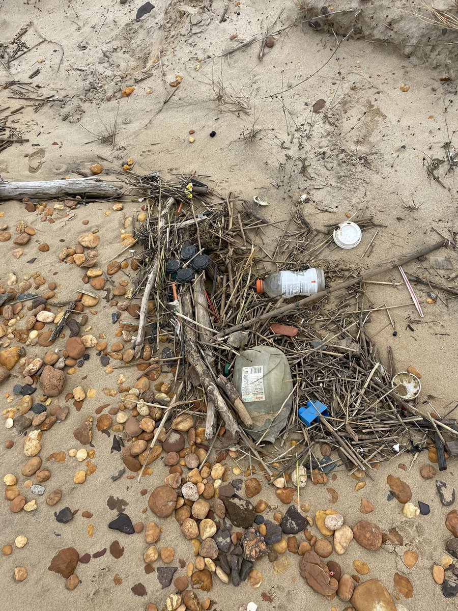 RamesJichards's tweet photo. @GovMurphy, being that you say you’d like to pursue all of these projects to benefit the environment, how about you consider a plan to clean the beaches of New Jersey surrounding the Raritan Bay. https://t.co/SmKReLrDET