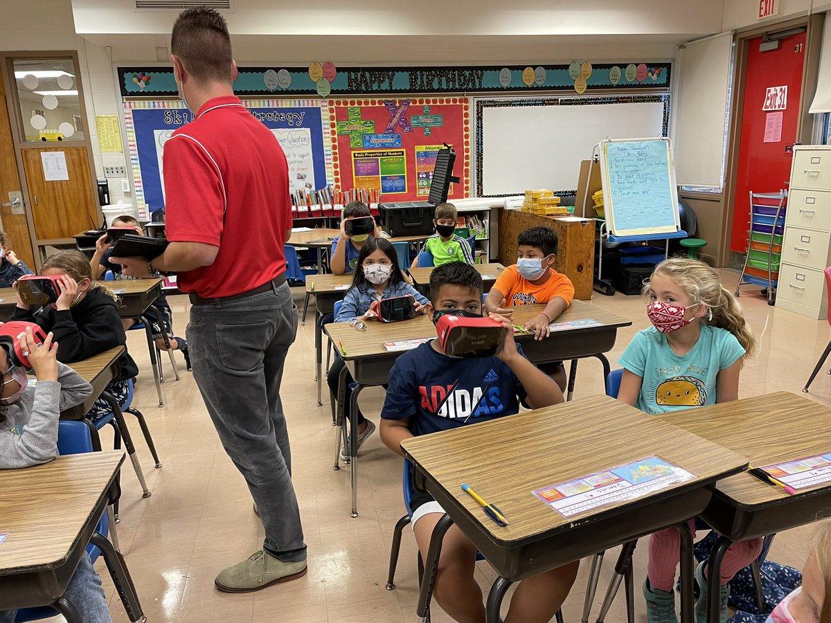 MrsHoullier's tweet photo. Virtual Reality with our F-U-N goggles! We saw Mount Rushmore and Yellowstone National Park! #waysiderocks #TeamHoullier https://t.co/KawFFsXbaj