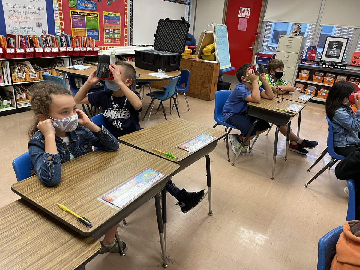 MrsHoullier's tweet photo. Virtual Reality with our F-U-N goggles! We saw Mount Rushmore and Yellowstone National Park! #waysiderocks #TeamHoullier https://t.co/KawFFsXbaj