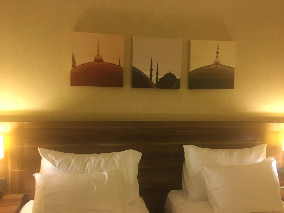 irmabaloh's tweet photo. Back to Europe…aja, lahko da ne, lahko da sem tud v Aziji, ker Istanbul ☺️ Smo se tolk časa do hotela vozil, da sem mislna, da nas domov peljejo z busom 🙈 Pa še noč, nobenih razgledov 😩 Večerja pa iz Amerike, zasluga naših frendov 😎 #cominghome #istanbul #longlayover https://t.co/gIE4Nd8lFE