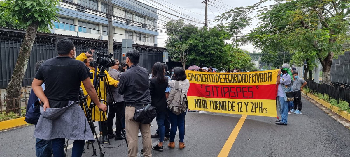 AyalaFrankSv's tweet photo. Nuestro respaldo y solidaridad para los trabajadores del sector privado, organizados en sindicatos miembros de la Federación #FUES, en especial, el Sindicato de Trabajadores y Trabajadora del Sector de Vigilantes Privados de El Salvador @SITIASPES un sector olvidado en el pasado. https://t.co/y8aqcAqHVn