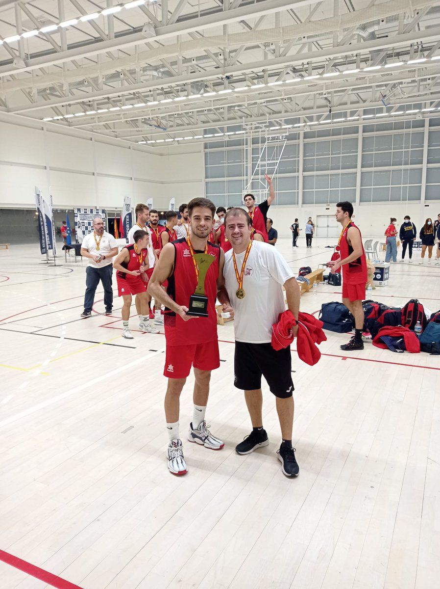 Nuestro entrenador Jesus Navarro y nuestro jugador Jose David miembros del equipo de la Universidad de Sevilla,se proclaman Campeones de España del Campeonato Universitario celebrado estos días en Madrid. Enhorabuena a los dos👏👏