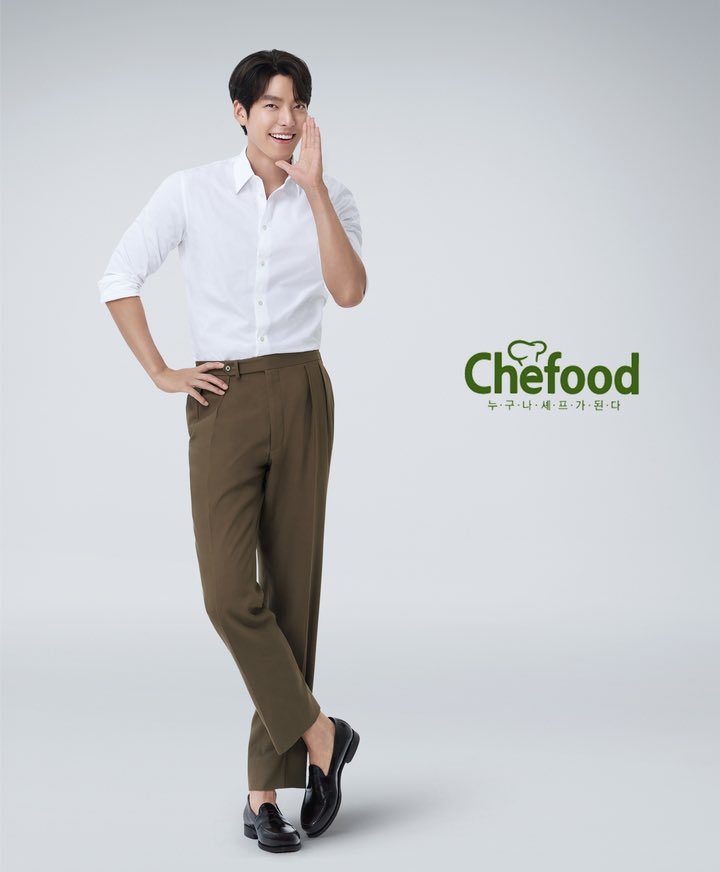 KimWoobinBR's tweet photo. 🎉| OUTUBRO - CF #Chefood
 Lotte Food anunciou #KimWooBin como seu novo modelo para a marca HMR “Chefood”

Kim Woobin foi escolhido por sua imagem sofisticada, e suave, que está de acordo com a mensagem da Chefood de que "qualquer um pode ser um chef". 
#김우빈 https://t.co/TKwiYD2khK