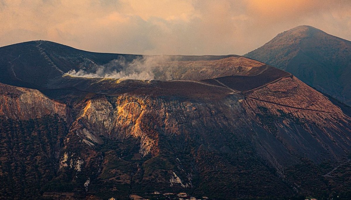 Confermiamo che una serie di nuclei familiari sono stati evacuati dall'isola di #Vulcano. La decisione è stata presa dopo che alcune famiglie hanno notato ed osservato un'importante ed anomala fuoriuscita di fumo dal sottosuolo dell'area abitata .