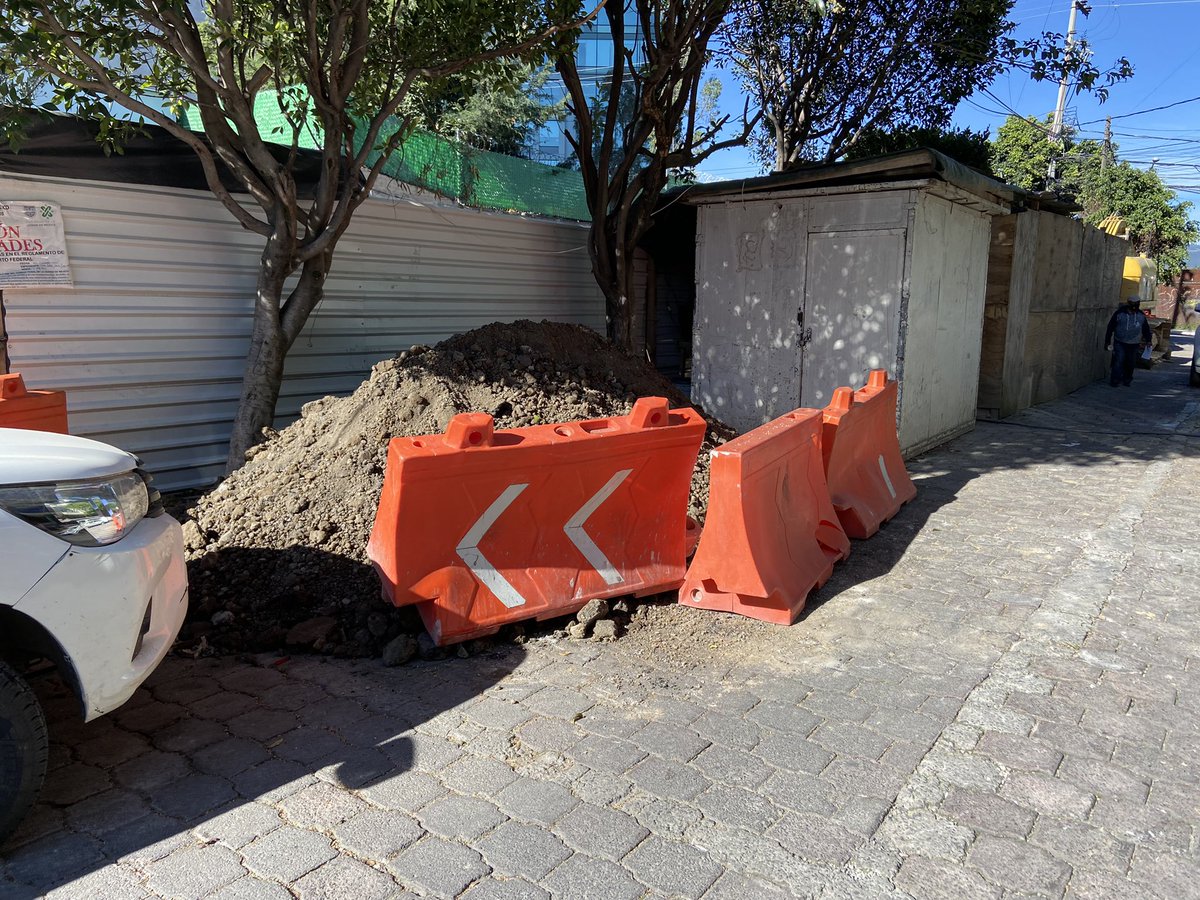 salomonlevy's tweet photo. Sigue clausurada la obra, sus tiliches, máquinas, bodegas siguen en la calle obstruyendo el 100% de la banqueta y nadie hace nada @AdrianRubalcava @AlcCuajimalpa @CuajimalpaGob @Huitzquillocan @Vecinodeteca esto es en la calle de corbeta https://t.co/sD6RHYVg1H