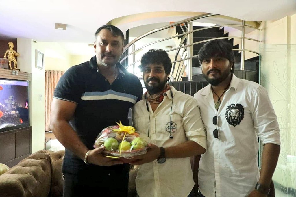 AnilRDBoss1's tweet photo. #Exclusive_Pics
ಪವನ್ ನಾರಾಯಣ್ ನಿರ್ದೇಶನದ "ನವಮಿ" ಚಿತ್ರದ ಟ್ರೈಲರ್ ಬಿಡುಗಡೆ ಮಾಡಿದ ಚಾಲೆಂಜಿಂಗ್ ಸ್ಟಾರ್ ದರ್ಶನ್ ಬಾಸ್.
https://t.co/FP4UWIcfix
#DBoss #Darshan #Kranti #Navami
#ChallengingStarDarshan #ಕ್ರಾಂತಿ
@dasadarshan @jhankarmusic1 https://t.co/yV29f1BeAk