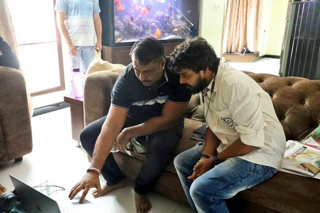 AnilRDBoss1's tweet photo. #Exclusive_Pics
ಪವನ್ ನಾರಾಯಣ್ ನಿರ್ದೇಶನದ "ನವಮಿ" ಚಿತ್ರದ ಟ್ರೈಲರ್ ಬಿಡುಗಡೆ ಮಾಡಿದ ಚಾಲೆಂಜಿಂಗ್ ಸ್ಟಾರ್ ದರ್ಶನ್ ಬಾಸ್.
https://t.co/FP4UWIcfix
#DBoss #Darshan #Kranti #Navami
#ChallengingStarDarshan #ಕ್ರಾಂತಿ
@dasadarshan @jhankarmusic1 https://t.co/yV29f1BeAk