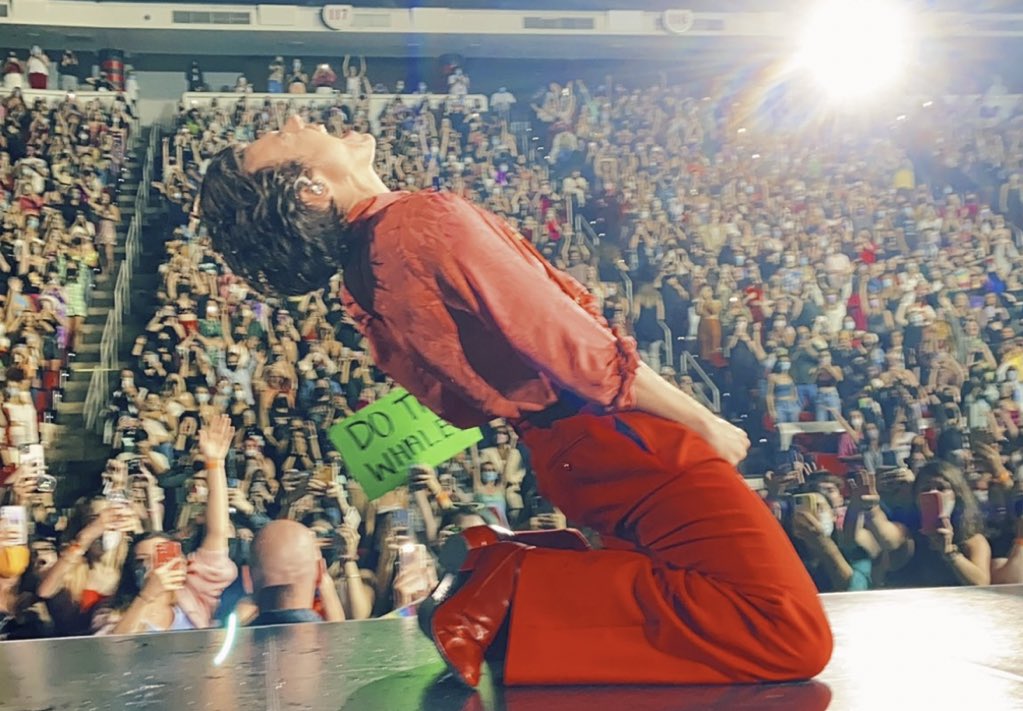 canyonmoonblu's tweet photo. baby by day, rockstar by night https://t.co/AXLdsVWFrs