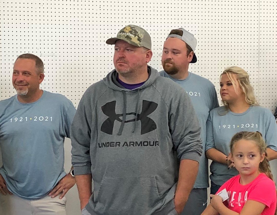 onealsteel's tweet photo. Earlier this month, the Shelbyville O'Neal Steel team participated in the annual Walk to End Alzheimer's with the Alzheimer's Association Greater Indiana Chapter.
#weareonealsteel #wearestewardship #walk2endALZ #alzassociation https://t.co/k7SkePrPHJ