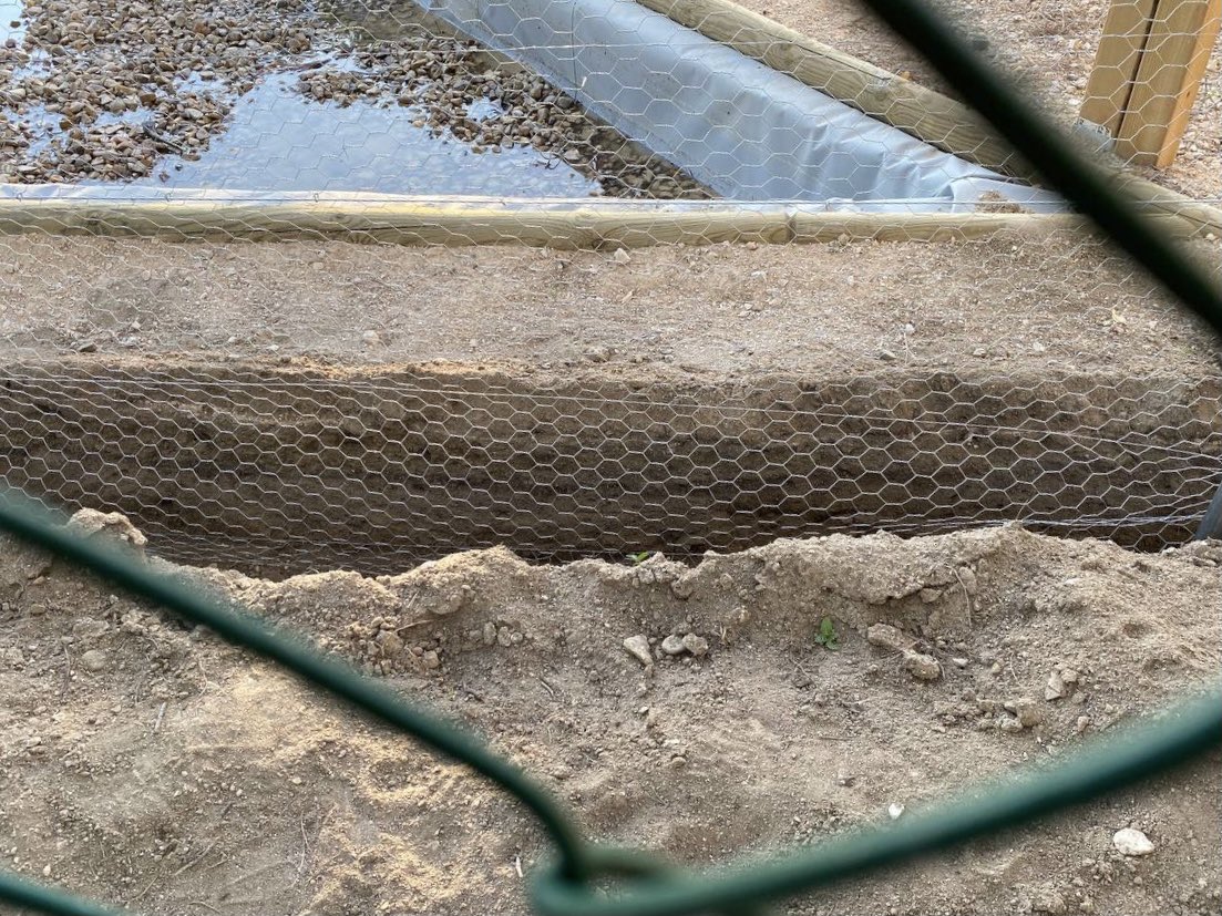 elmontecilloLR's tweet photo. “No se pueden poner puertas al campo”. @jdelauz: “Puertas no sé, pero vallas… ¡dos!”. Doble vallado en la Dehesa de Navalcarbón, doble varapalo a los vecinos de #LasRozas. #SOSNavalcarbón https://t.co/JvKhcSAVVU