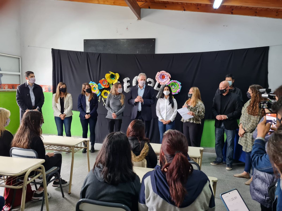 DTE_BA's tweet photo. En la Secundaria 34 de #MalvinasArgentinas, la Directora general de Cultura y Educación, Agustina Vila, junto al ministro @jaimeperczyk y a la secretaria de @EducacionAR @silvinagvirtz, entregaron netbooks a estudiantes de 1° año. @DTE_Region9 participó de esta acción territorial https://t.co/b151vK9Cqe