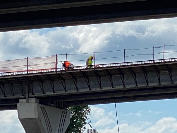 La_DOTD's tweet photo. #TransportationTuesday - Mid October -  I-10 at Loyola in Kenner, LA. Crew working on the flyover there ramp. https://t.co/CUjgT1la3x