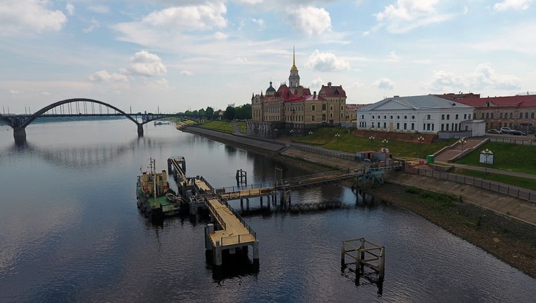 Рыбинское видео. Пристань город Рыбинск. Причал Рыбинск. Город Рыбинск причал. Причал Пристань Рыбинск.