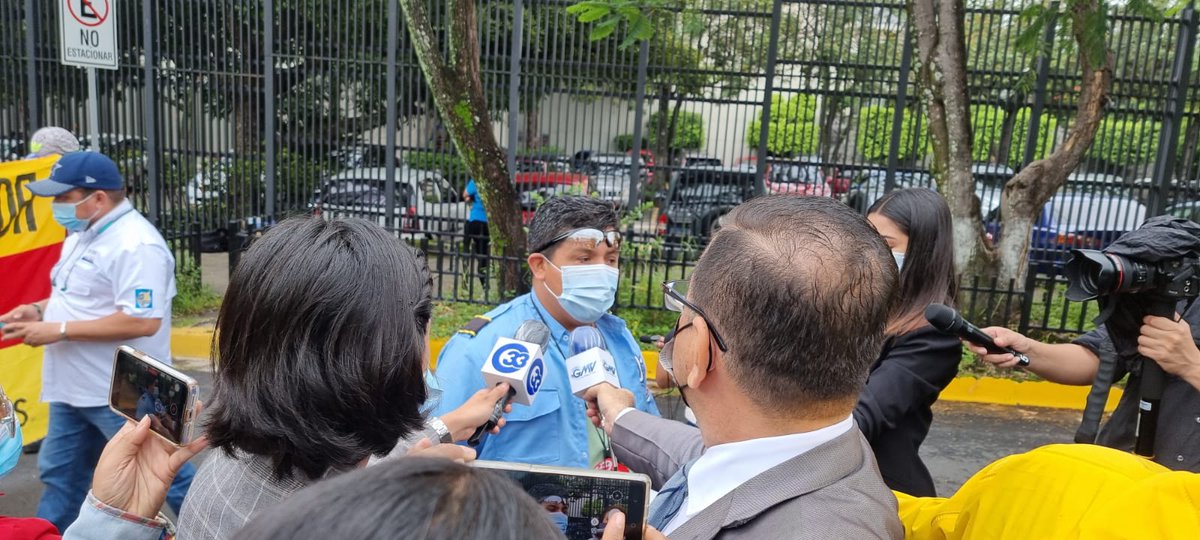 AyalaFrankSv's tweet photo. Señor Ministro @RolandoCastroSv urge inspección del @TrabajoSV  a las empresas de Seguridad Privada, la mayoría de #UNAPS, estos oligarcas se niegan a pagar el aumento de salario, otorgado por el presidente @nayibbukele y pago de horas extras, no mas burlas para el trabajador. https://t.co/GfxnsWzmFM