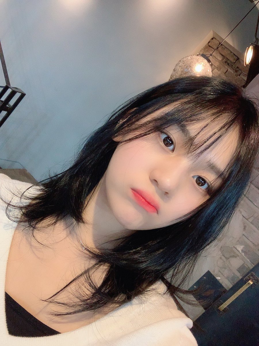 내가 새벽 3시 팬카페에 댓글을 달고 있으면 엄지가 개인기 '사진 풀기'를 보여준다.