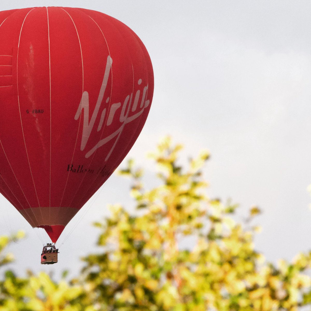 Hicksy9242's tweet photo. @virgin hot air balloon over Swindon #virgin #Flight https://t.co/tRFxysWNYR