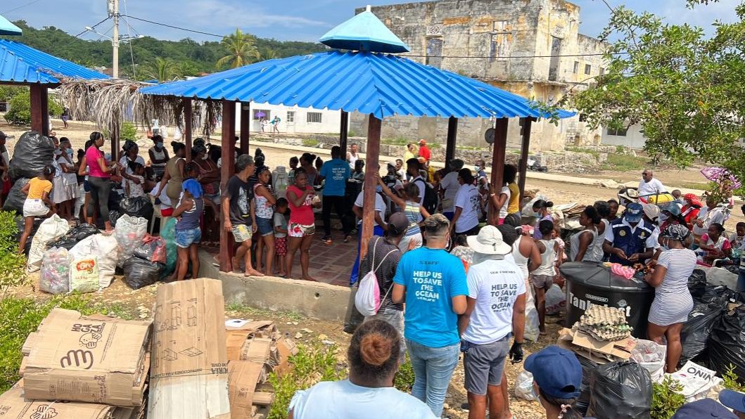 mhm, <a href="/SeaLifeNFT/">SeaLife NFT</a> actually making moves IRL just like their roadmap said.

Yesterday they brought over 250 markets and gifts to Caño del Oro, where they traded plastic for one market. 

More than just a NFT project. sealifenft.co