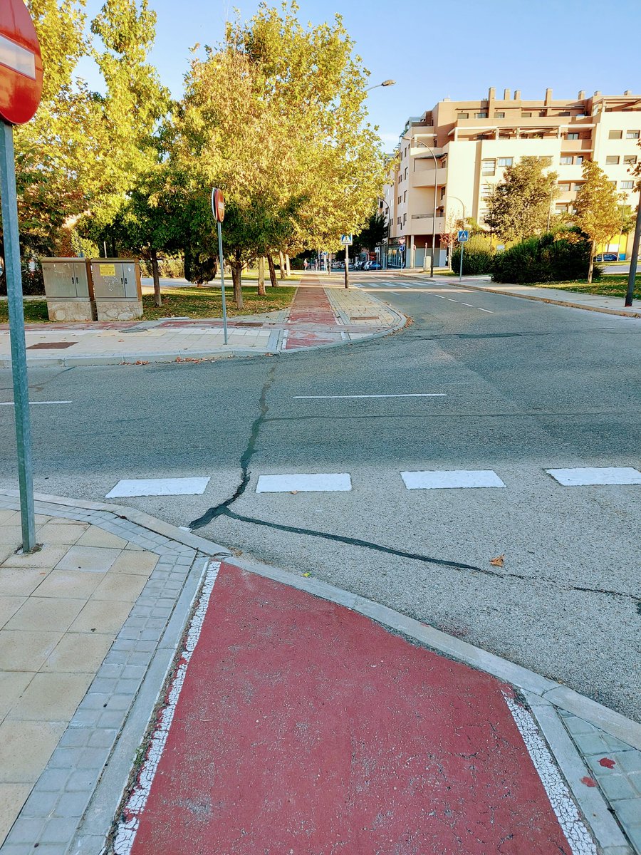 Getafin's tweet photo. Me pego un voltio por la acera-bici de El Bercial de #Getafe y alucino con la señalización. Esto no puede esperar a los "Presupuestos participativos" porque ello implica un peligro para el ciclista enorme. No hay ni un Paso para Ciclistas debidamente señalizado. Norma 8.2 IC https://t.co/xoiEgmXoCI