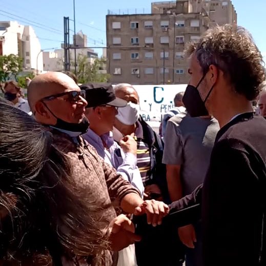 cossarmarcelo's tweet photo. Salimos de la @LegislaturaCBA para solidarizarnos con los jubilados que vinieron a manifestarse, ya que aquí adentro, nadie del peronismo los recibe ni escucha. Volveremos a insistir para que el @gobdecordoba les devuelva lo que les corresponde. https://t.co/RKrhTFMzVB