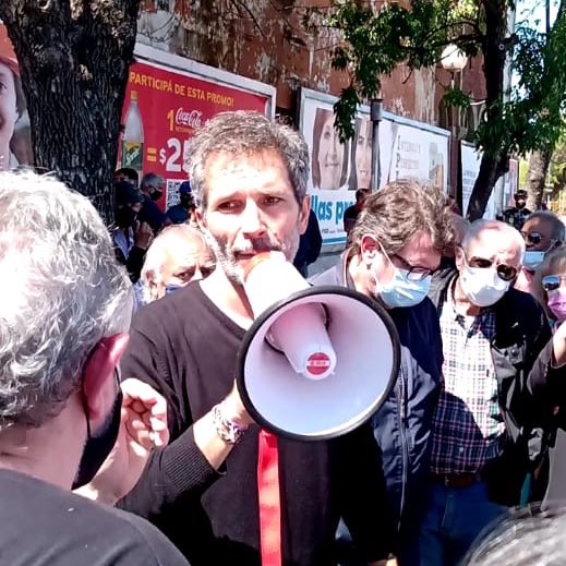 cossarmarcelo's tweet photo. Salimos de la @LegislaturaCBA para solidarizarnos con los jubilados que vinieron a manifestarse, ya que aquí adentro, nadie del peronismo los recibe ni escucha. Volveremos a insistir para que el @gobdecordoba les devuelva lo que les corresponde. https://t.co/RKrhTFMzVB