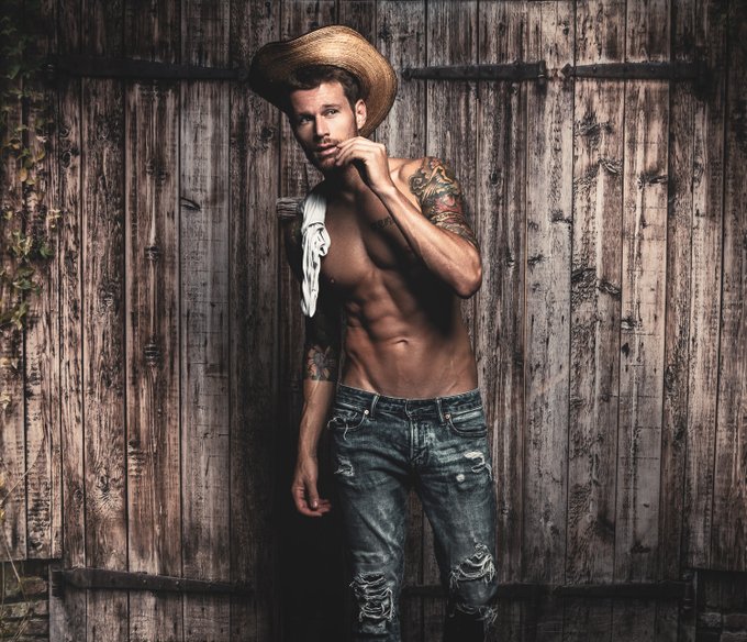 1 pic. Who'd like to meet this farm hand behind the barn? ??♂?@mainzzer ? by @PaulJamnicky ?https://t