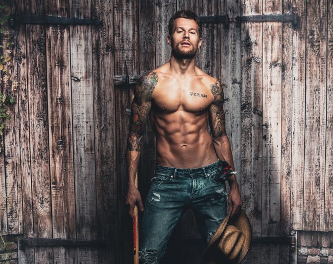 2 pic. Who'd like to meet this farm hand behind the barn? ??♂?@mainzzer ? by @PaulJamnicky ?https://t